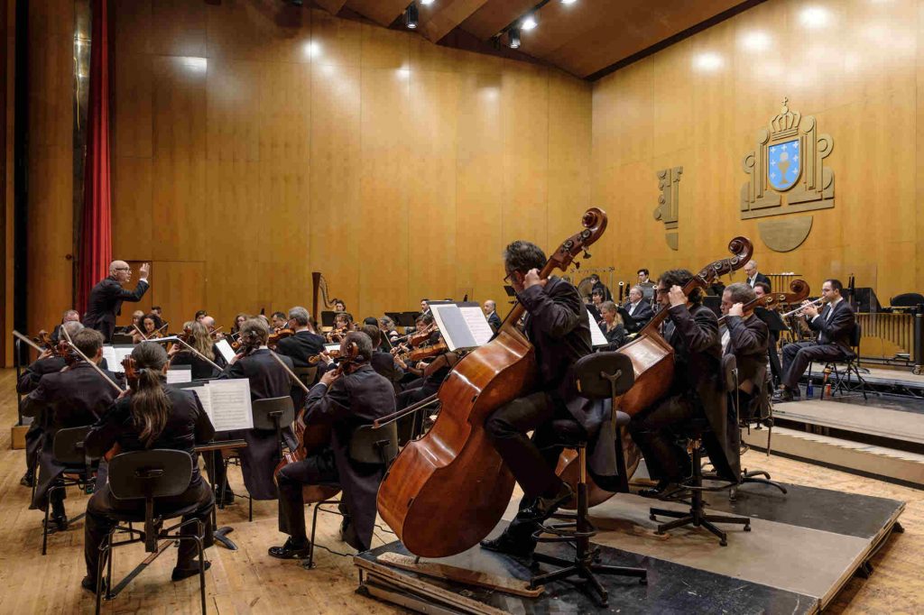 estreno absoluto de Nocturno Sinfónico, de Marcos Fernández-Barrero, la obra ganadora del IX Premio de Composición AEOS-Fundación BBVA, en el Auditorio de Galicia (Santiago de Compostela) donde Baldur Brönniman lleva la batuta de la Real Filharmonía de Galicia.