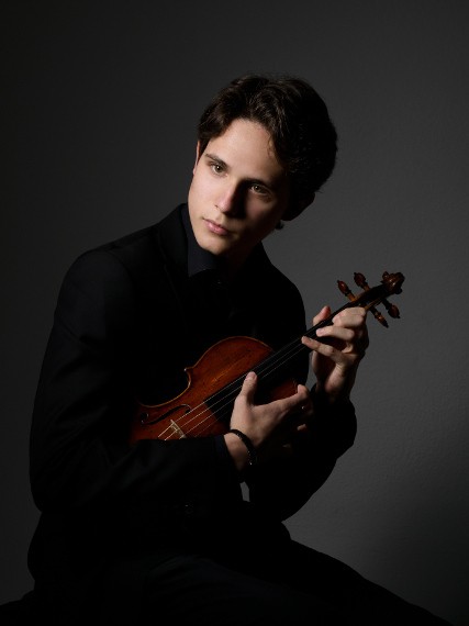 El violinista Javier Comesaña sujetando su violín