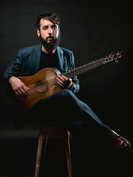 Pablo Zapico - 427x570 Guitarra barroca (©Jaime Massieu 01)