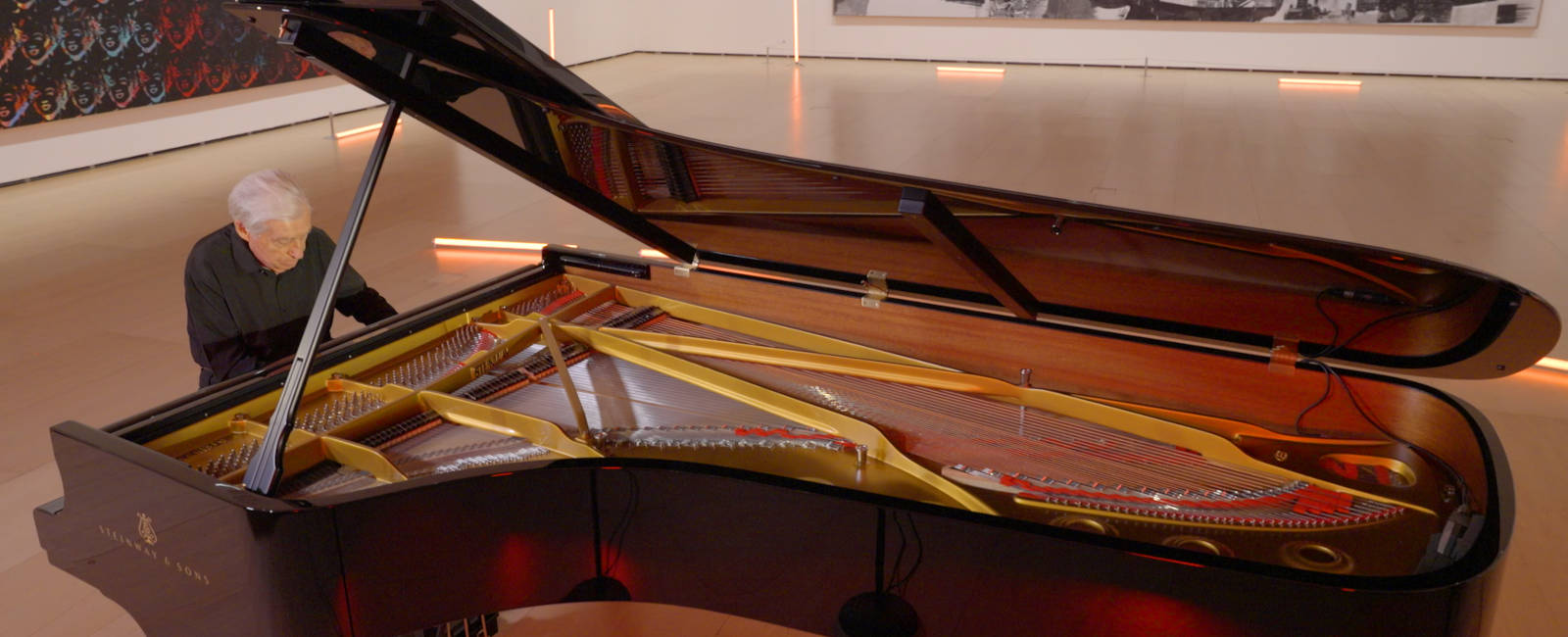 Joaquín Achúcarro tocando el piano en el Museo Guggenheim